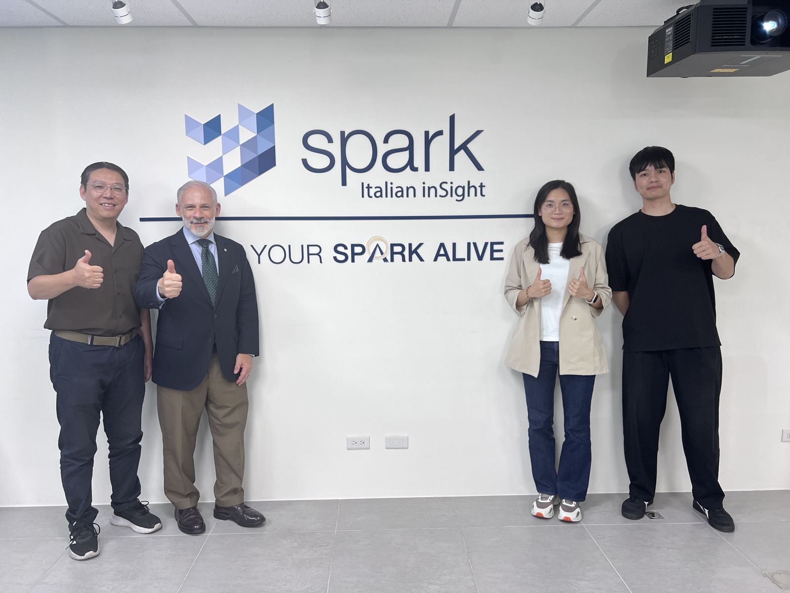 台北義大利商會副會長陳歷世（Chris Cottorone）與 Spark 團隊合影，雙方就 AI 影像科技與企業智慧營運應用進行交流。